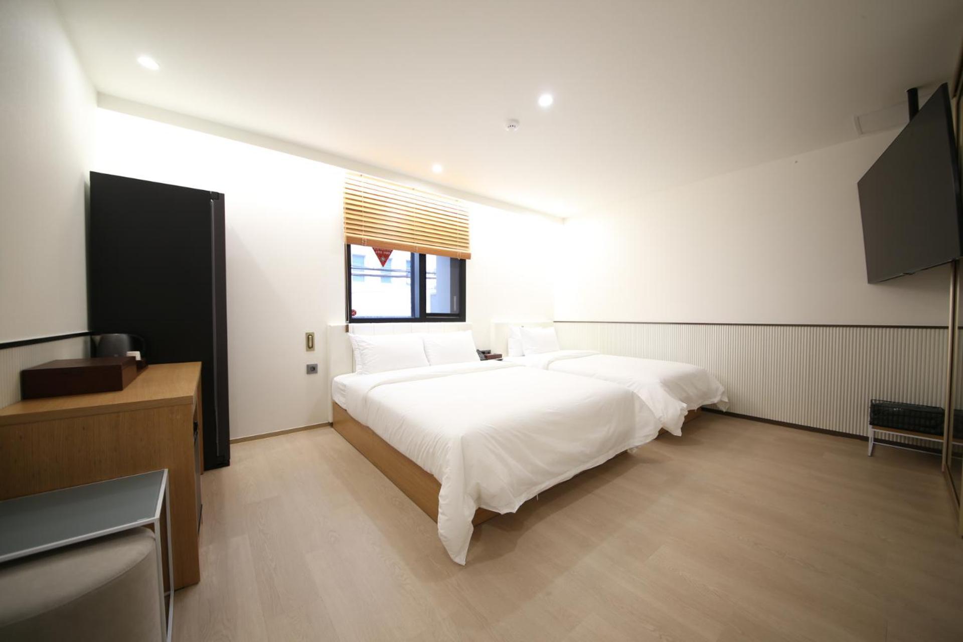 Busan H-Avenue Hotel Seomyeon Station Bagian luar foto