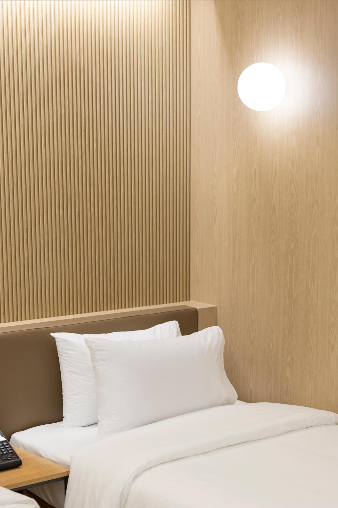 Busan H-Avenue Hotel Seomyeon Station Bagian luar foto