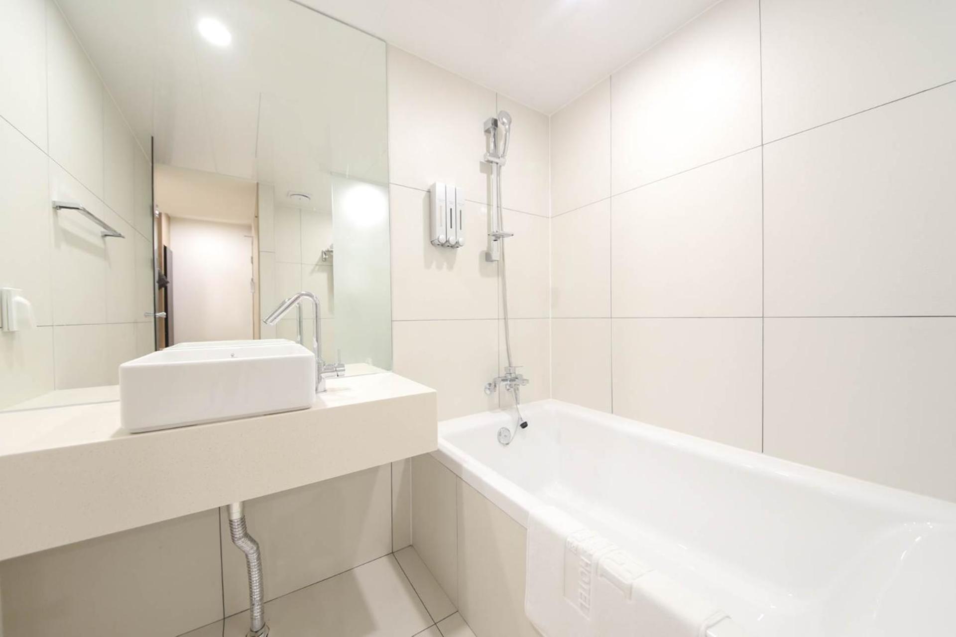 Busan H-Avenue Hotel Seomyeon Station Bagian luar foto
