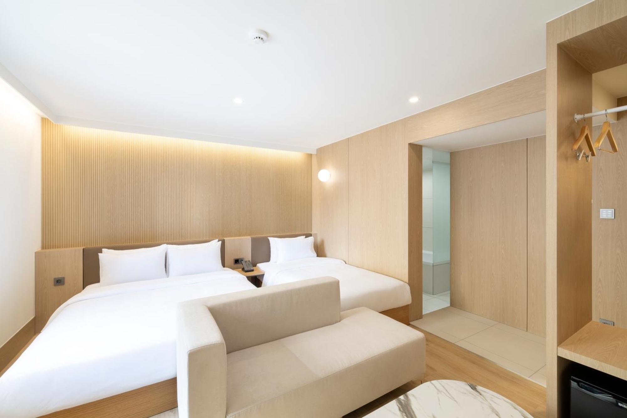 Busan H-Avenue Hotel Seomyeon Station Bagian luar foto