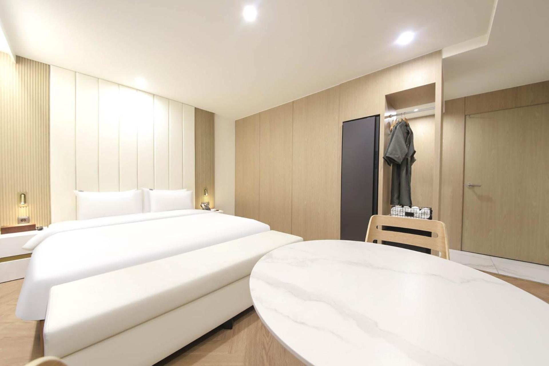 Busan H-Avenue Hotel Seomyeon Station Bagian luar foto