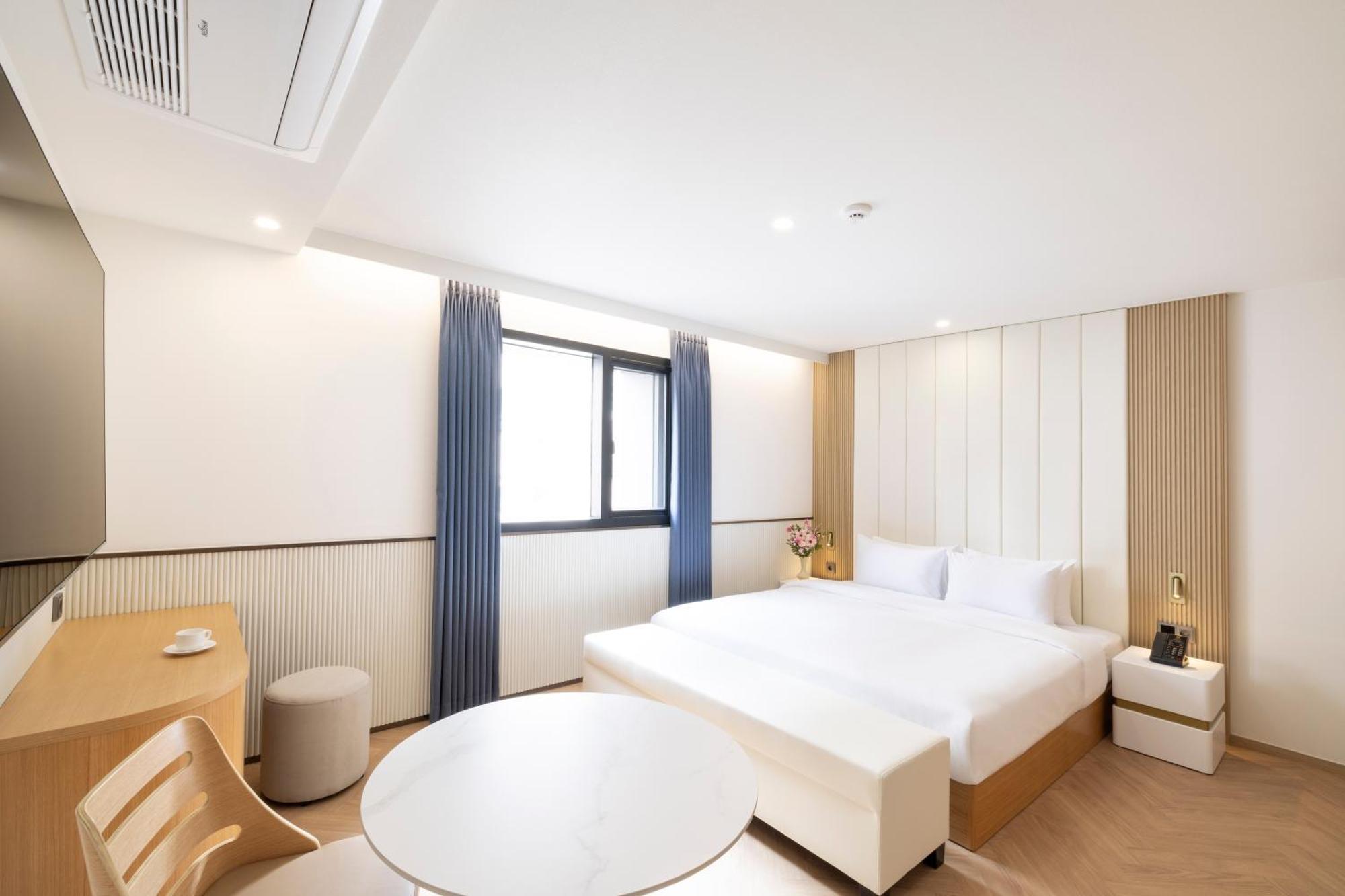 Busan H-Avenue Hotel Seomyeon Station Bagian luar foto
