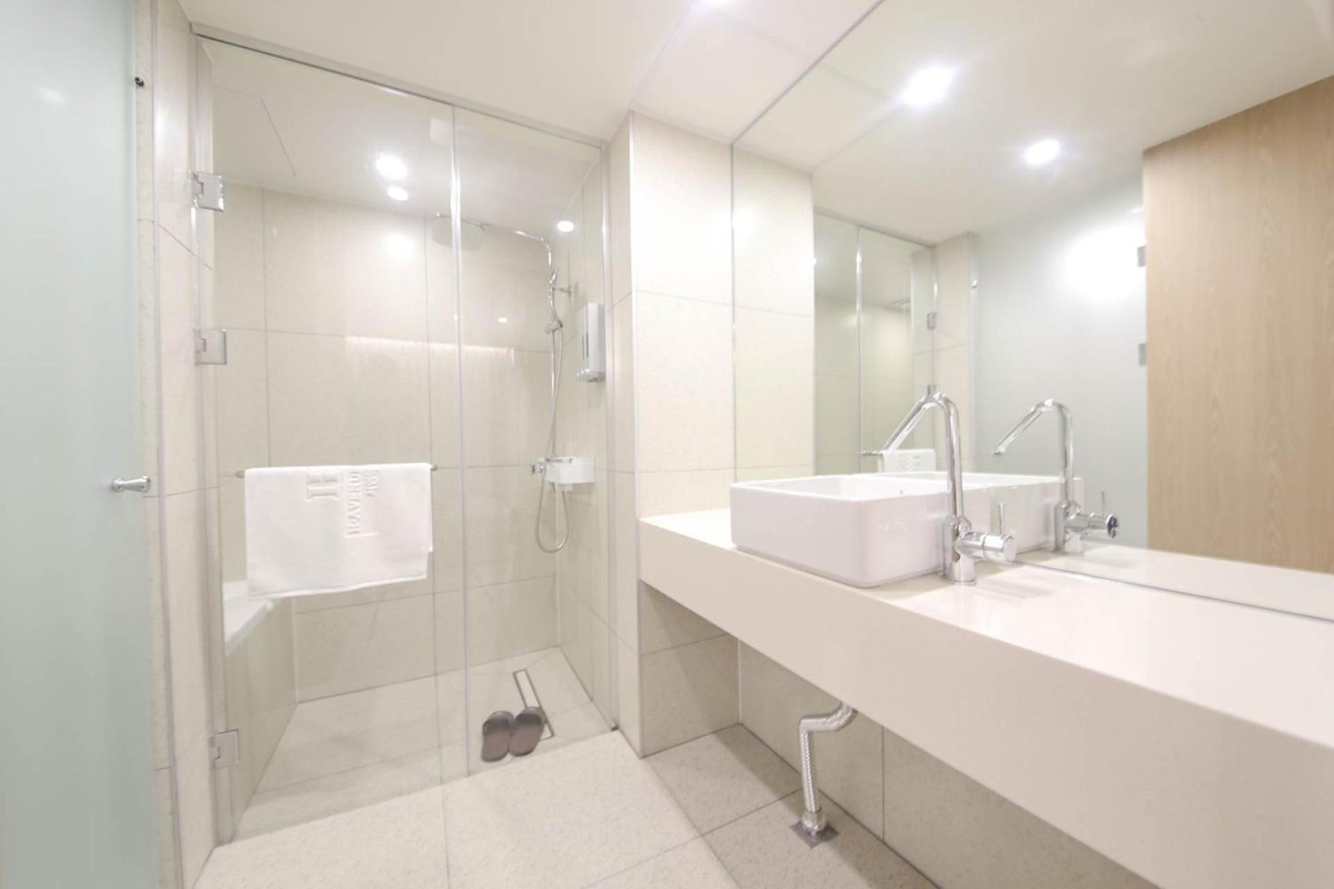 Busan H-Avenue Hotel Seomyeon Station Bagian luar foto